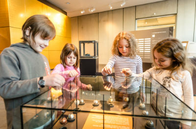 Kinder am Gewichte-Ziehpult