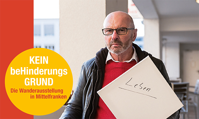 Mann mit Brille hält ein Schild mit dem Wort Leben in die Kamera