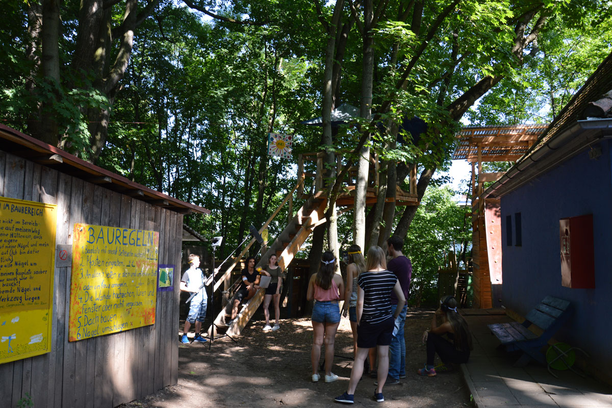 Auf dem Aktivspielplatz präsentieren die Jugendlichen die Workshop-Ergebnisse.