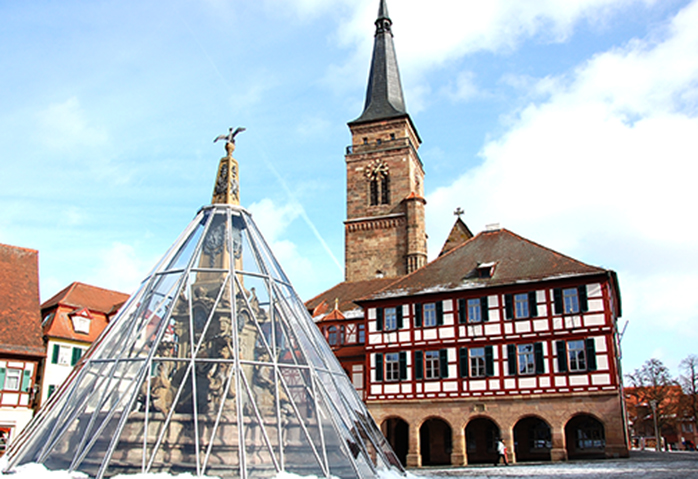 Ansicht Marktplatz mit Rathaus im Winter