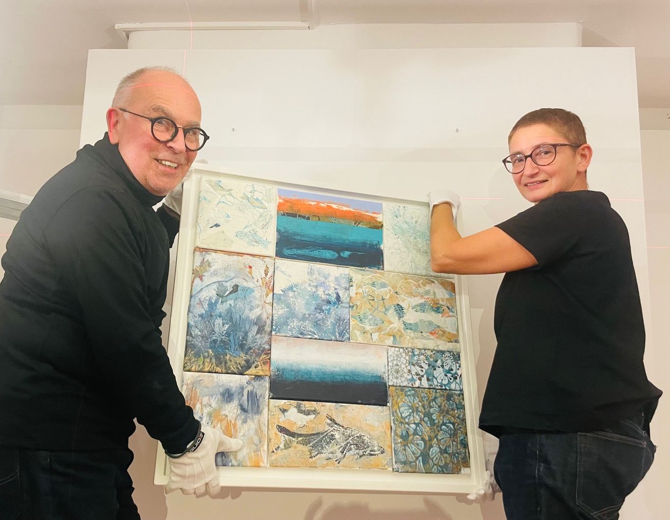 Ulrike Manestar und Bernd Telle vom BBK Nürnberg Mittelfranken beim Aufbau der Ausstellung