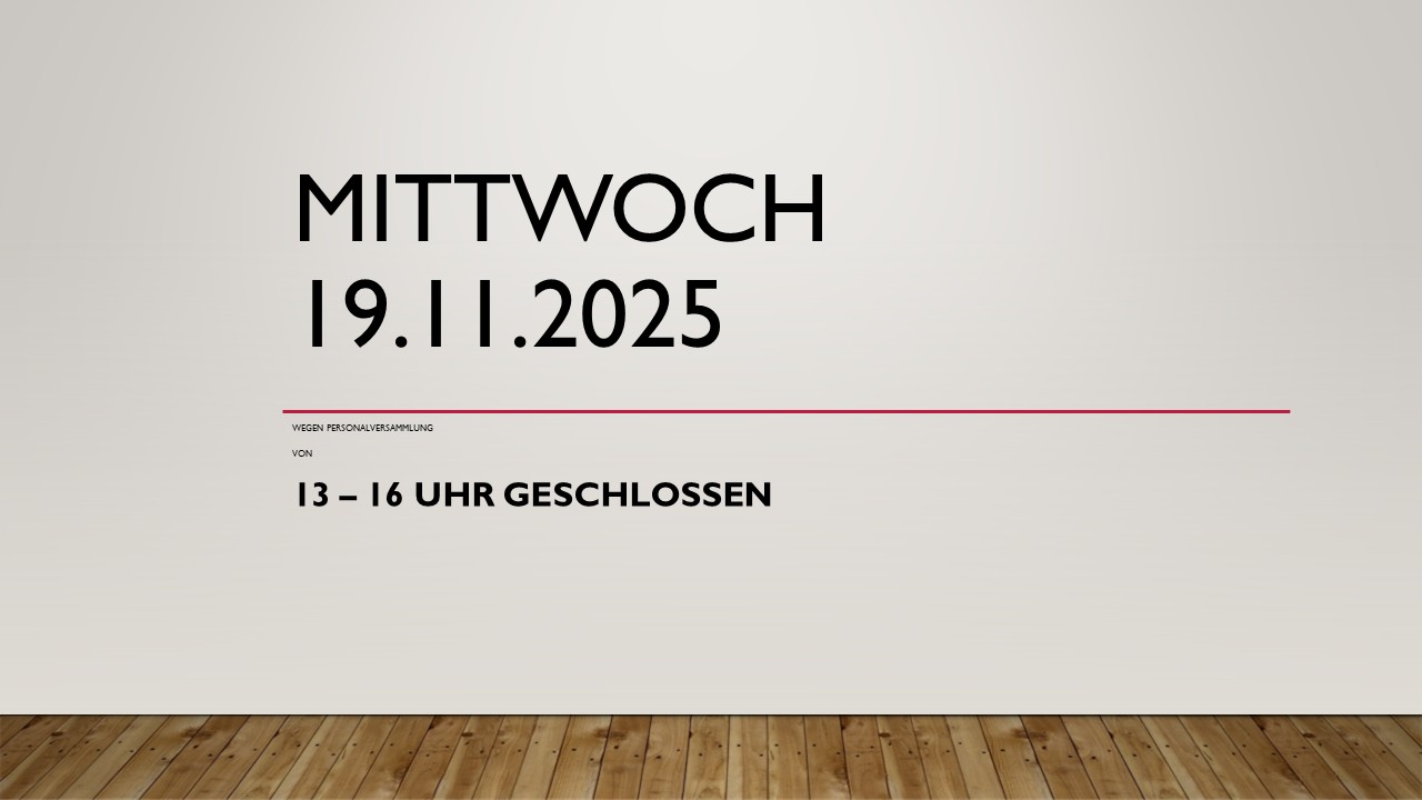 Schriftzug an Wand: 'MITTWOCH 19.11.2025' und '13 - 16 UHR GESCHLOSSEN' über Holzfußboden.