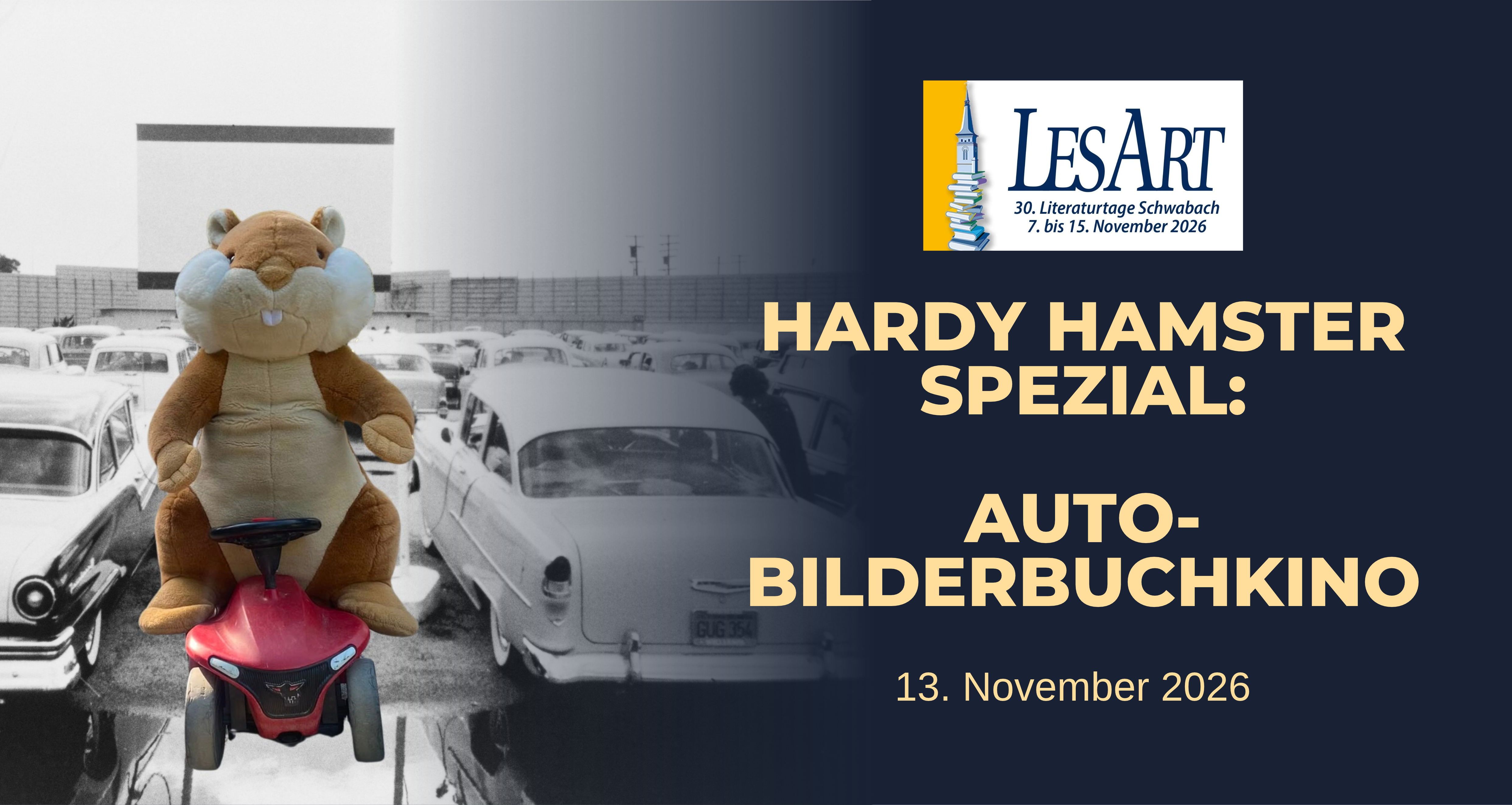 Bibliotheksmaskottchen Hardy Hamster sitzt auf einen Bobbycar im Autokino