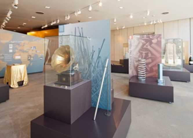 Goldbox und Vitrinen in der Ausstellung "Goldschläger- und Metallerstadt"