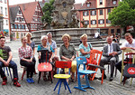 Proketgruppe mit vielen bunten Stühlen