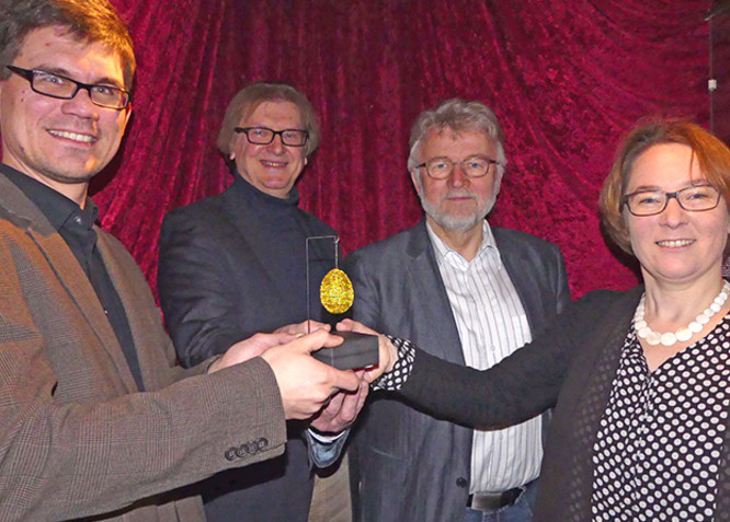  Kerstin Bienert (rechts) überreicht dem neuen Schwabacher Museumsleiter Tobias Schmid (links) als Willkommensgruß ein wertvolles filigranes Ei.
