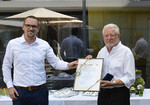 Stephan Kosmann (Mitte) erhält die Goldener Bürgermedaille und eine Urkunde aus den Händen von Oberbürgermeister Peter Reiß (links). Landtagsvizepräsident Karl Freller (rechts) gratuliert.