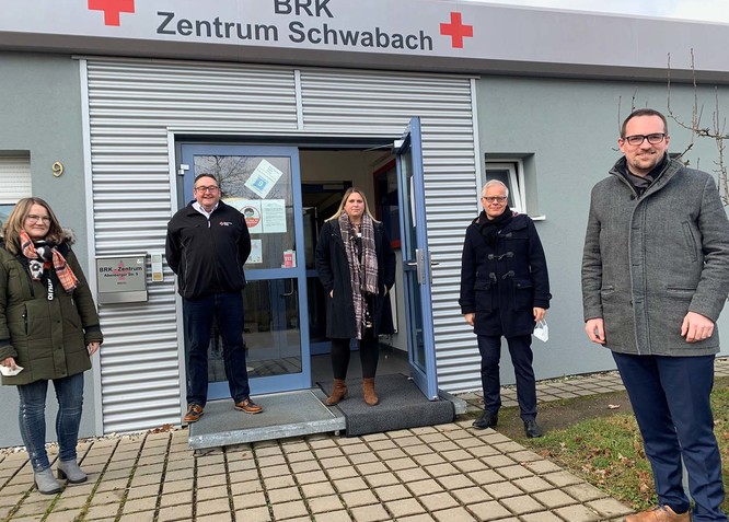 von links: Corinna Bauer (Leitung Impfzentrum), Rainer Braun (Geschäftsführer des BRK-Kreisverbands Südfranken), Christiane Kostka (Pandemiebeauftragte), Stadtrechtsrat Knut Engelbrecht, Oberbürgermeister Peter Reiß von links: Corinna Bauer (Leitung Impfzentrum), Rainer Braun (Geschäftsführer des BRK-Kreisverbands Südfranken), Christiane Kostka (Pandemiebeauftragte), Stadtrechtsrat Knut Engelbrecht, Oberbürgermeister Peter Reiß
