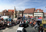 Auf dem Marktplatz bewundern zahlreiche Besucher die neuesten Fahrzeuge.