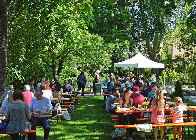 Im Apothekersgarten während des Frühstücks