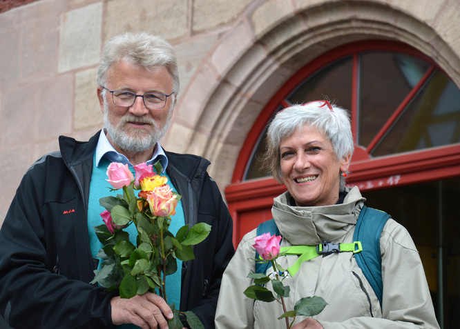 Dr. Roland Oeser übergibt Fairtrade-Rosen an Mütter.
