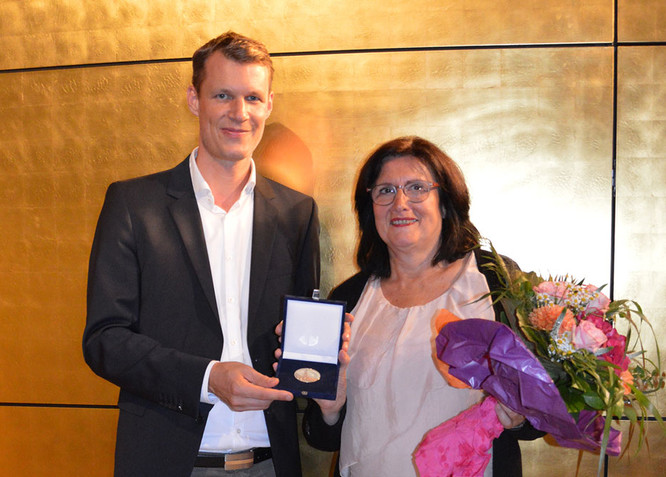 Evi Grau-Karg erhält die Goldene Bürgermedaille aus den Händen von Oberbürgermeister Matthias Thürauf.