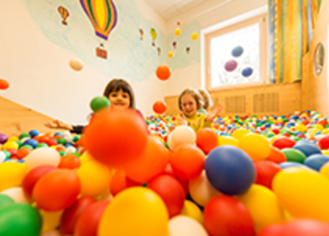 Kinder spielen im Bällebad