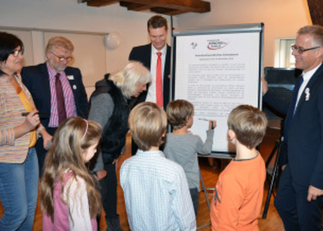 Gemeinsam mit den Schüler der 4 a der Johannes-Helm-Schule unterzeichnen Evelyn Grau-Karg, Bürgermeister Roland Oeser, Renate Schmidt, Oberbürgermeister Matthias Thürauf und Stadtrechtsrat Knut Engelbrecht (v. li.) als Erste die Deklaration für ein familienfreundliches Schwabach. 