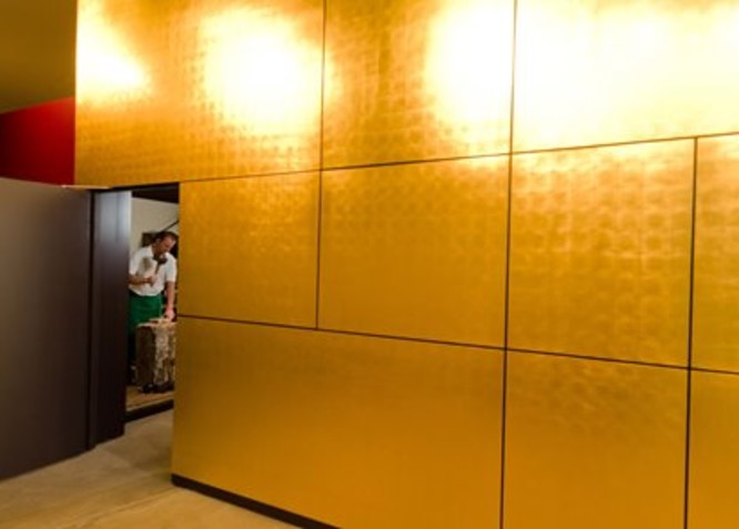 Goldbox und Vitrinen in der Ausstellung "Goldschläger- und Metallerstadt"