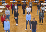 Die Auszubildenden mit OB Peter Reiß und Vertreterinnen des Personalamtes