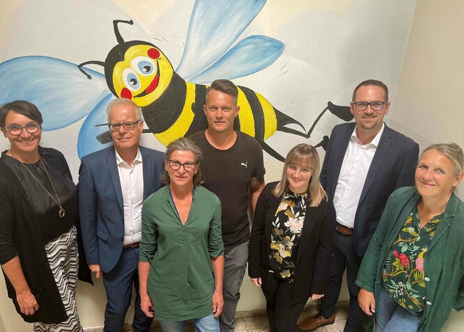 Vor dem Wandgrafitti der Kita Bienenstock trafen sich (von links) Bruni Adam (Leiterin des Jugendamts), Sozialreferent Knut Engelbrecht, Susanne Grundl (Leiterin Haus für Kinder Altstadt), Jonathan Bieber (Amt für Gebäudemanagement), Tanja Kaußler (stellvertretende Leiterin Haus für Kinder Altstadt), Oberbürgermeister Peter Reiß und Margarete Koenen (Leiterin Amt für Gebäudemanagement) Vor dem Wandgrafitti der Kita Bienenstock trafen sich (von links) Bruni Adam (Leiterin des Jugendamts), Sozialreferent Knut Engelbrecht, Susanne Grundl (Leiterin Haus für Kinder Altstadt), Jonathan Bieber (Amt für Gebäudemanagement), Tanja Kaußler (stellvertretende Leiterin Haus für Kinder Altstadt), Oberbürgermeister Peter Reiß und Margarete Koenen (Leiterin Amt für Gebäudemanagement)