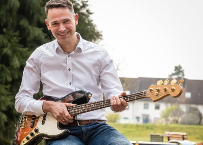 Lehrkraft für Kontrabass und Gitarre: Tobias alisch