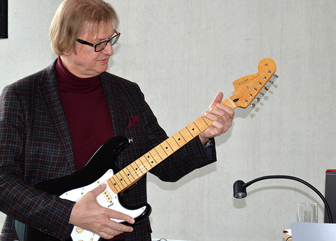 Jürgen Söllner mit der Stratocaster E-Gitarre