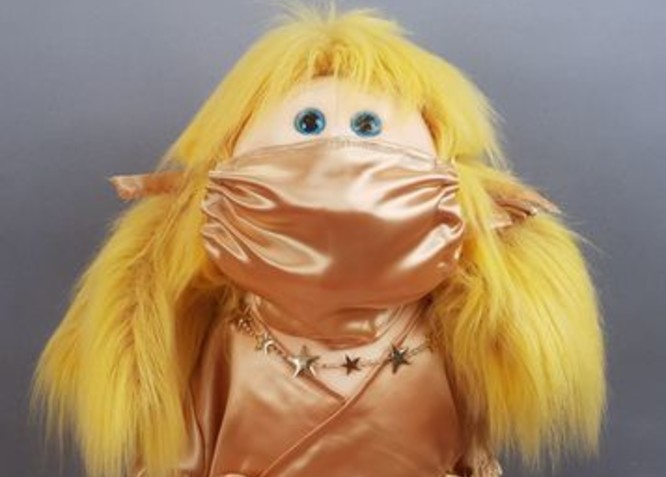 Die Handpuppe Aurelia fragt alles zum Thema Gold