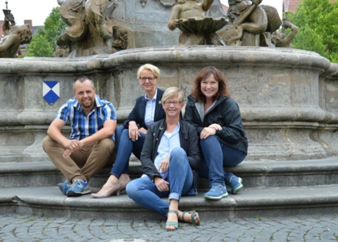 Bild am Stadtbrunnen, Frau Westenhöfer, Herr Schwenk, Frau Behrimger, Frau Schwarz