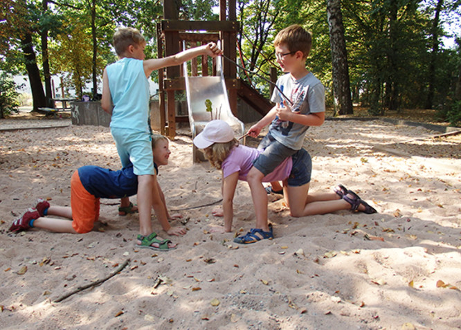Kinder spielen im Sand