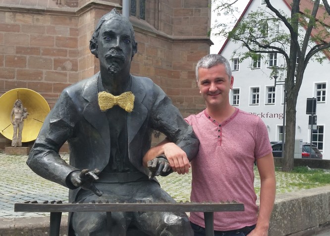 Daniel Grimwood an der Henselt-Statue in Schwabach