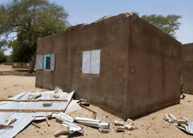 Durch Sturm beschädigtes Klassenzimmer in Gossas