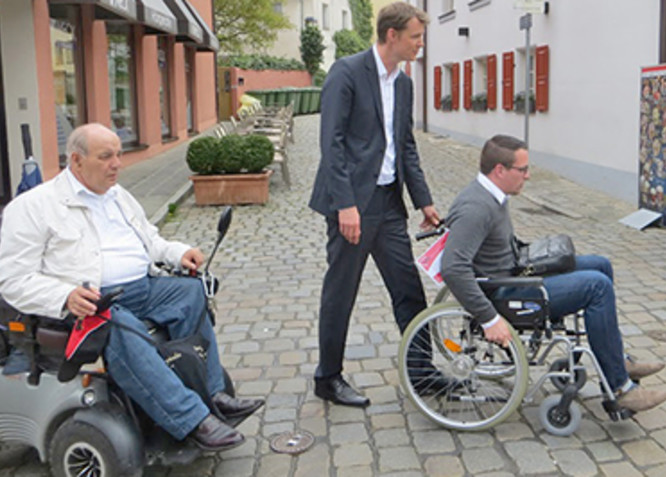 OB Thürauf mit Rollstuhlfahrer unterwegs in der Stadt
