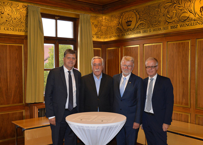 von links: Edgardo M. Malaroda (Botschafter der argentinischen Republik), Roberto Palacio (Bürgermeister Coronel Suarez), Bürgermeister Dr. Roland Oeser, Knut Engelbrecht (Referent für Recht, Umwelt und Soziales der Stadt Schwabach)