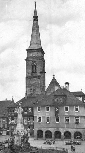 Das Schwabacher Rathaus mit der Hakenkreuzfahne Das Schwabacher Rathaus mit der Hakenkreuzfahne