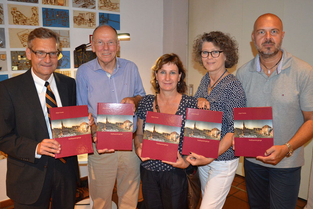 von links: Frank Bergner (Geschäftsführer RIBE-Gruppe), Herausgeber Dr. Jürgen Franzke, Sandra Hoffmann-Rivero (Leiterin Kulturamt) sowie die Fotografen Christine Schön und Michael Engelhardt präsentieren den Bildband. von links: Frank Bergner (Geschäftsführer RIBE-Gruppe), Herausgeber Dr. Jürgen Franzke, Sandra Hoffmann-Rivero (Leiterin Kulturamt) sowie die Fotografen Christine Schön und Michael Engelhardt präsentieren den Bildband