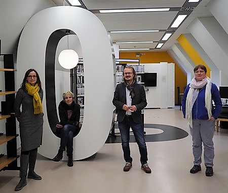 Foto zeigt Bildungsmanagerin Jessica Kardeis, Stadtbibliotheksleiterin Annette Edler, den Medienbeauftragten für die Schulen Markus Wawrzynek und Verwaltungsbeamtin Kathrin Franke