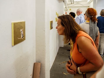 Foto: C. Schön Eine Besucherin betrachtet ein Bild der ortung X