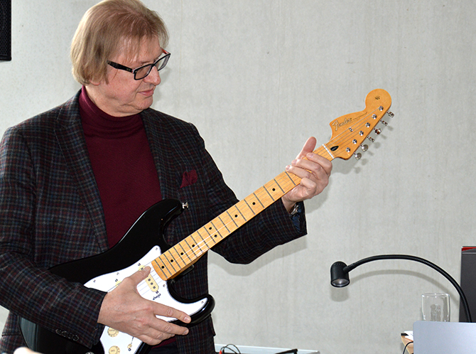 Jürgen Söllner mit der Stratocaster E-Gitarre