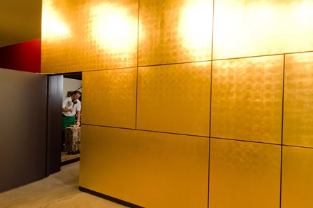 Goldbox und Vitrinen in der Ausstellung "Goldschläger- und Metallerstadt"