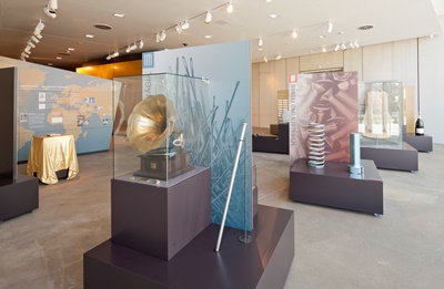 Goldbox und Vitrinen in der Ausstellung "Goldschläger- und Metallerstadt"