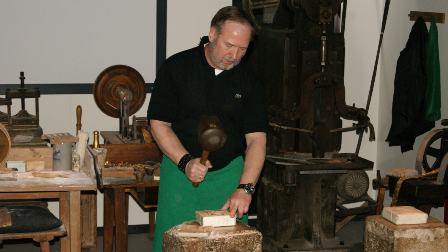 Goldschlägermeister Drotleff bei einer Vorführung Kopie 400x300