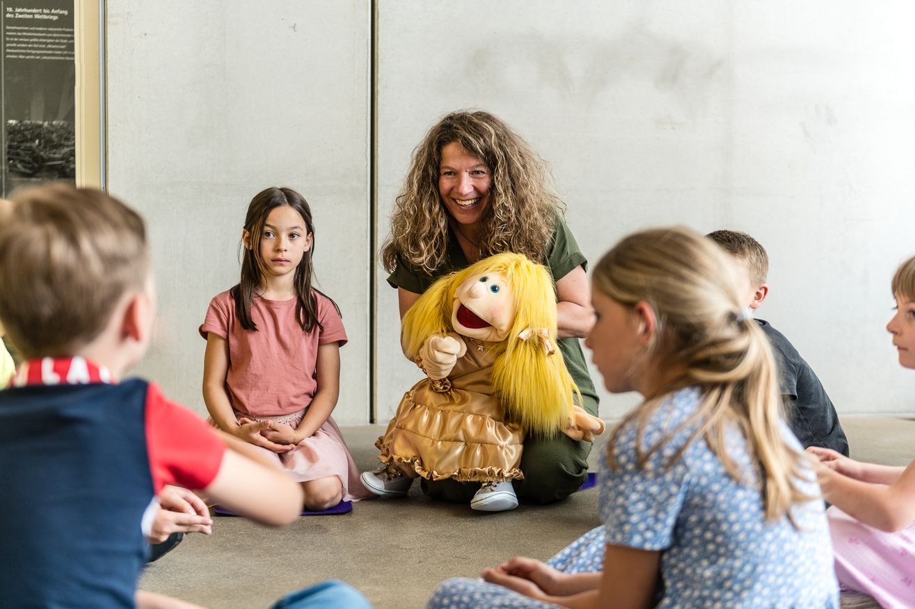 Kinderführung in der Abteilung "Eier aus aller Welt"