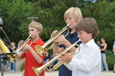 Trompetenschüler mit gesponserten Instrumenten vom Förderverein