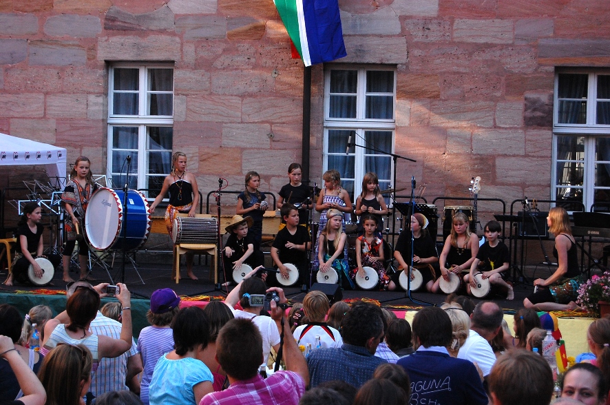 Kinder beim Open Air-Konzert "Afrikanische Nacht" (2010)