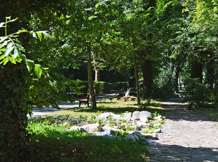 Eine Düne für Les Sables, ein Meteora-Fels für Kalambaka, eine Meeresbucht für Kemer und ein Stück Savanne für Gossas symbolisieren die Beete. Der Park der Partnerstädte