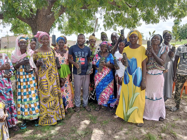 Gruppenfoto Baumpflanzaktion Frauen in Dadagne