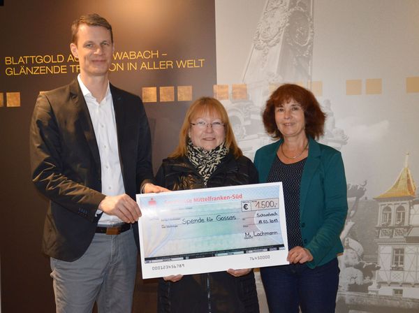 Foto (Stadt Schwabach): Marianne Lachmann (links) überreicht den symbolischen Scheck an Oberbürgermeister Matthias Thürauf und Hanne Hofherr (städtische Beauftragte für Städtepartnerschaften) Foto zeigt Hanne Hofherr, Mattthias Thürauf und Frau Lachmann bei symbolischer Scheckübergabe an Oberbürgermeister Thürauf