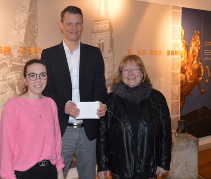 Marianne Lachmann (rechts) überreicht den Scheck an Oberbürgermeister Matthias Thürauf und Katrin Grimm, städtische Beauftragte für Städtepartnerschaften.