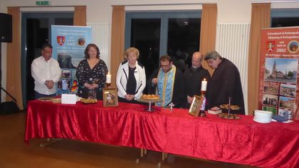 v.l.n.r.: Dimitrios Papadopulou – Elena Boussi – Monika Heinemann – Pater Titos mit Konzelebranten v.l.n.r.: Dimitrios Papadopulou – Elena Boussi – Monika Heinemann – Pater Titos mit Konzelebranten