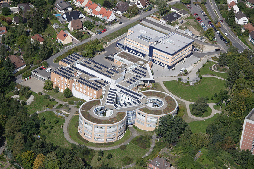 Ein Luftbild des Krankenhauses. Im Vordergrund sind zwei runde Trakte zu sehen.