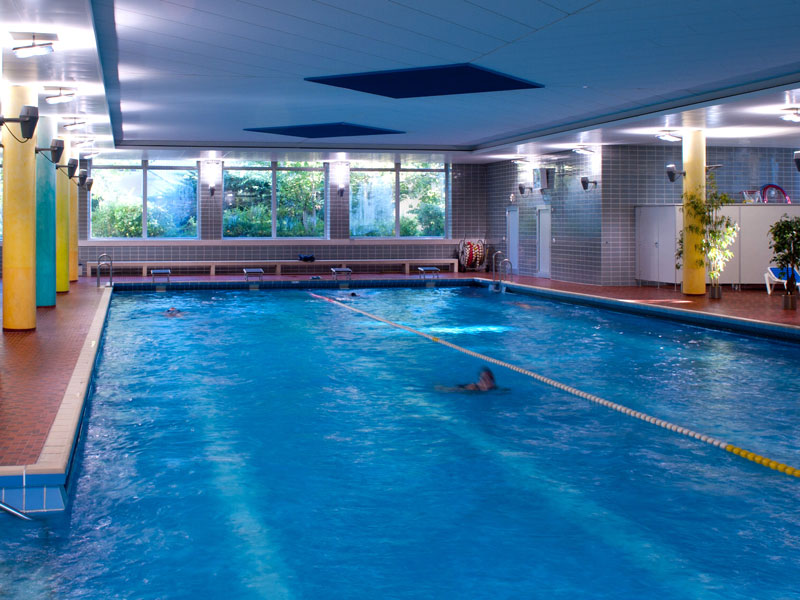 Das Schwimmbecken des Hallenbads