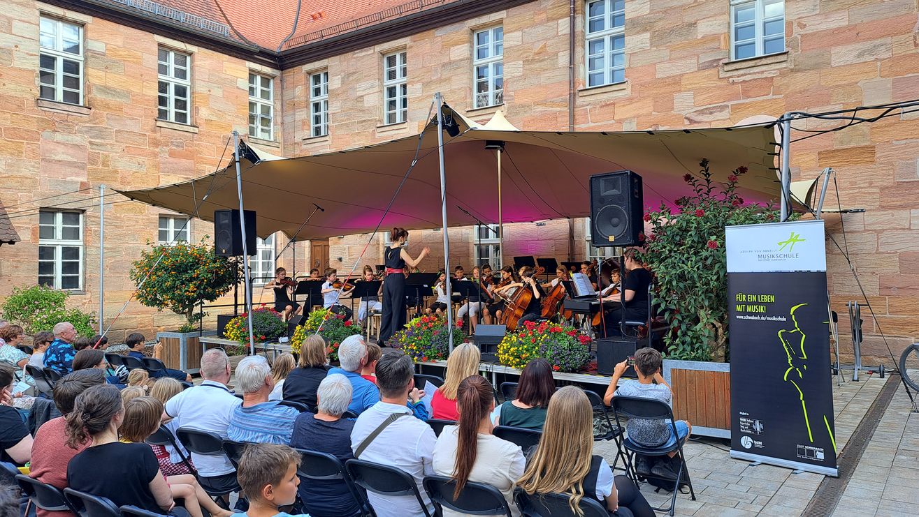 Streicherklasse auf der Bühne