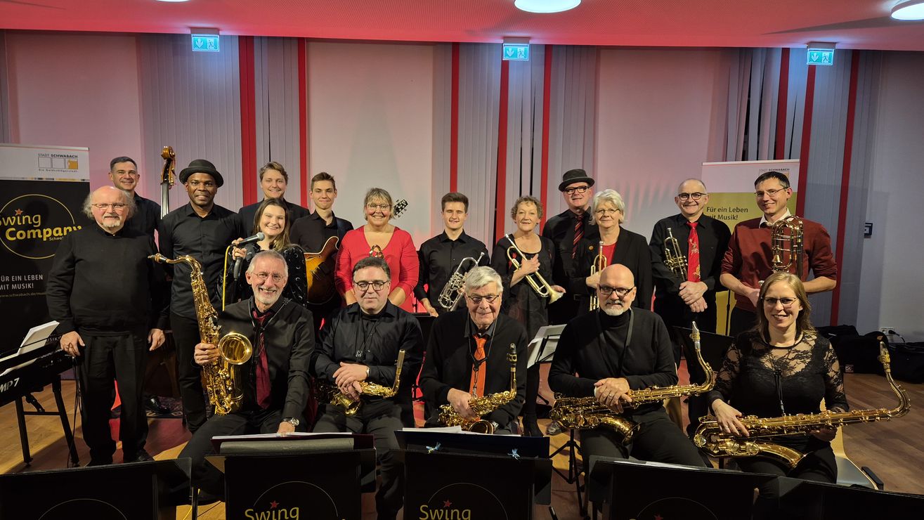 Die Big Band, Erwachsene jeden Alters mit verschiedenen Blasinstrumenten, bei einem Auftritt